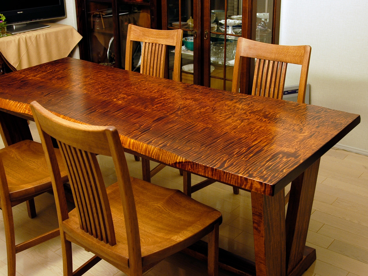 栃縮杢ダイニングテーブル