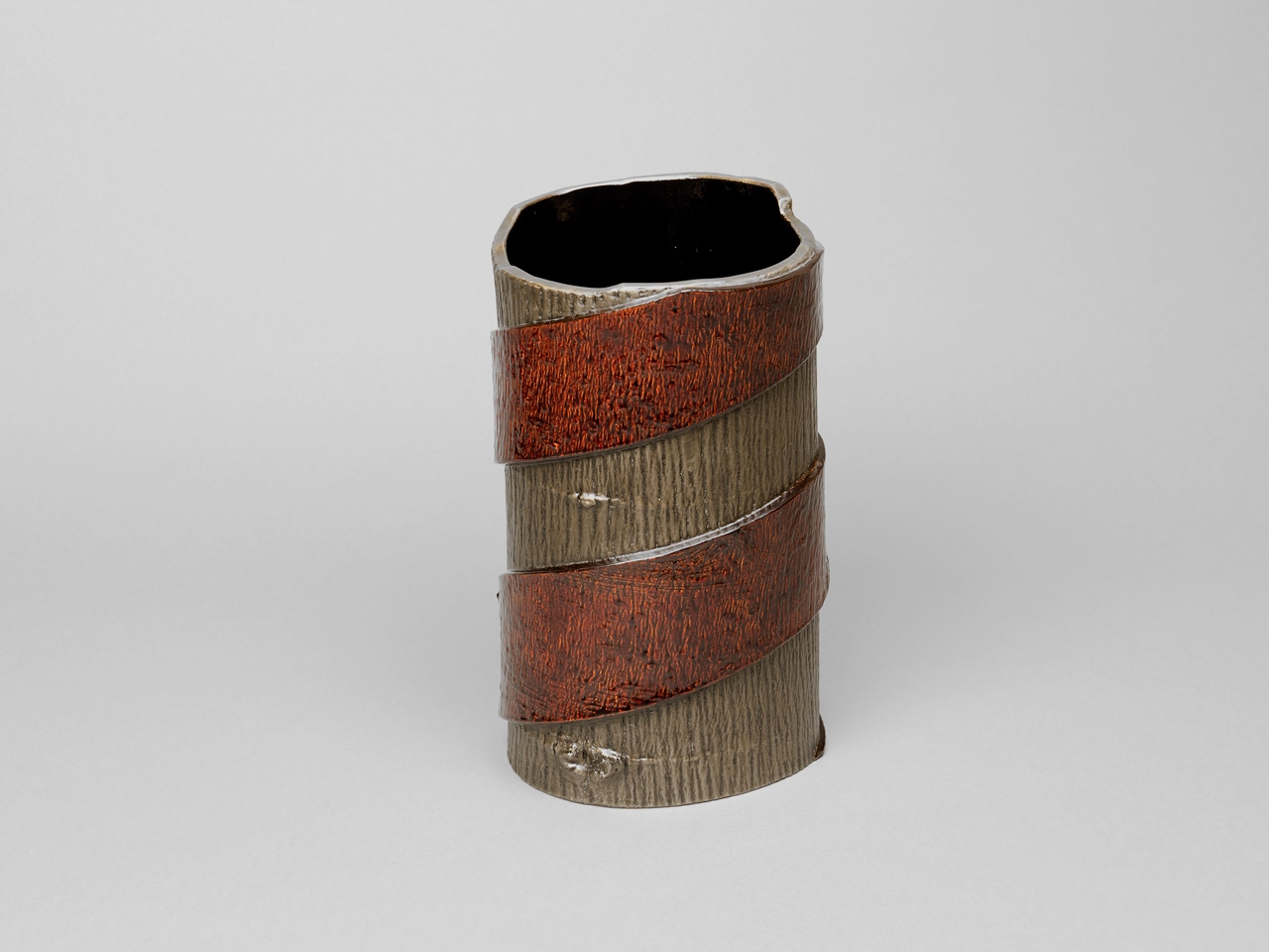 木皮巻花器(榀木皮に朴木皮巻き)