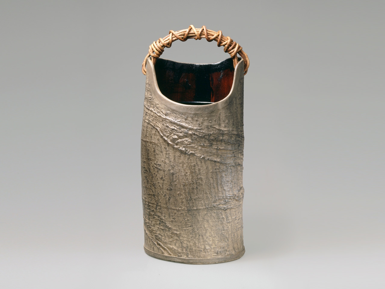 あけび手 木皮花器 (蔦跡)