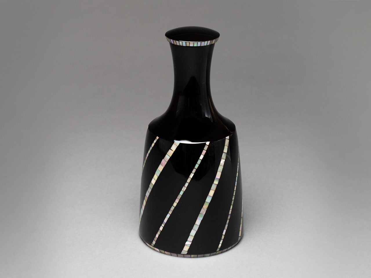 螺鈿線文デキャンタ