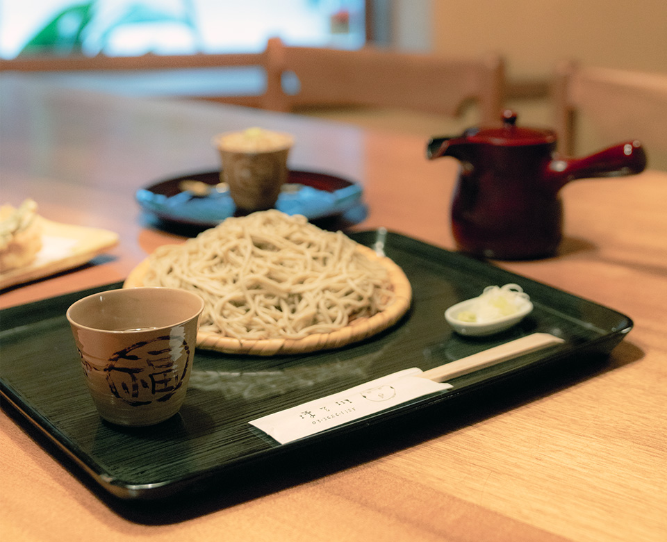 福楽文様の蕎麦猪口に欅材溜塗りの皿